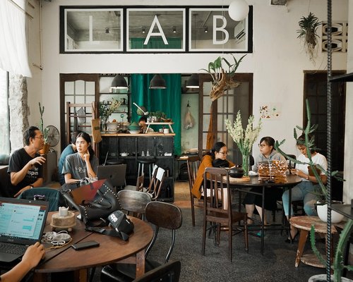 A modern collaborative workspace interior in Santiago